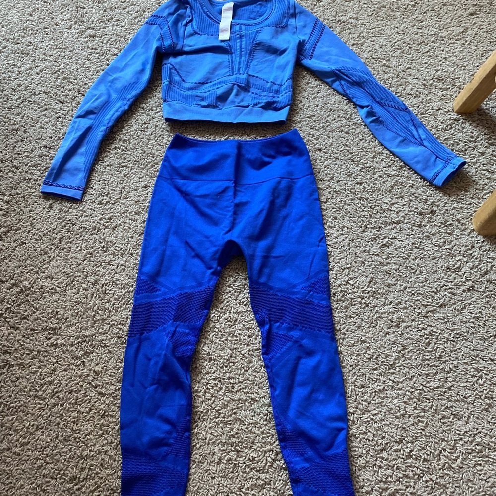 This is a fabletics workout set. It’s an XS and runs a bit small.